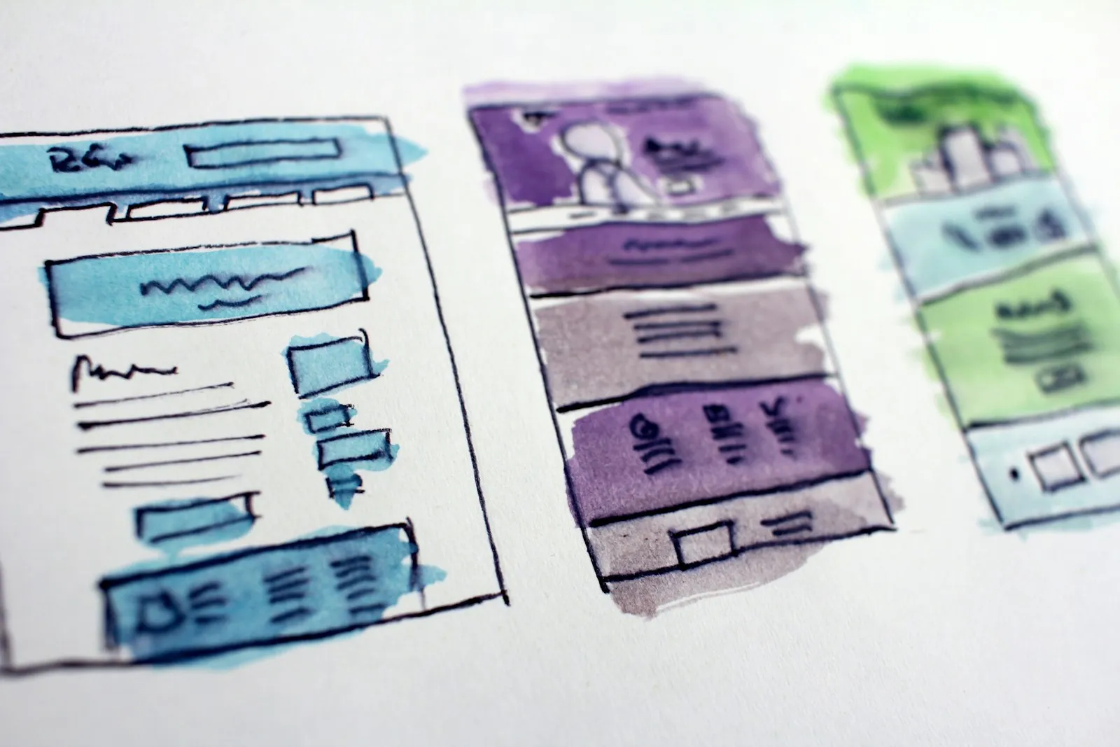 Sketsa wireframe layout website berwarna cat air