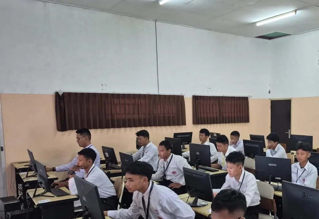 Siswa SMK Negeri 5 Surabaya di laboratorium komputer