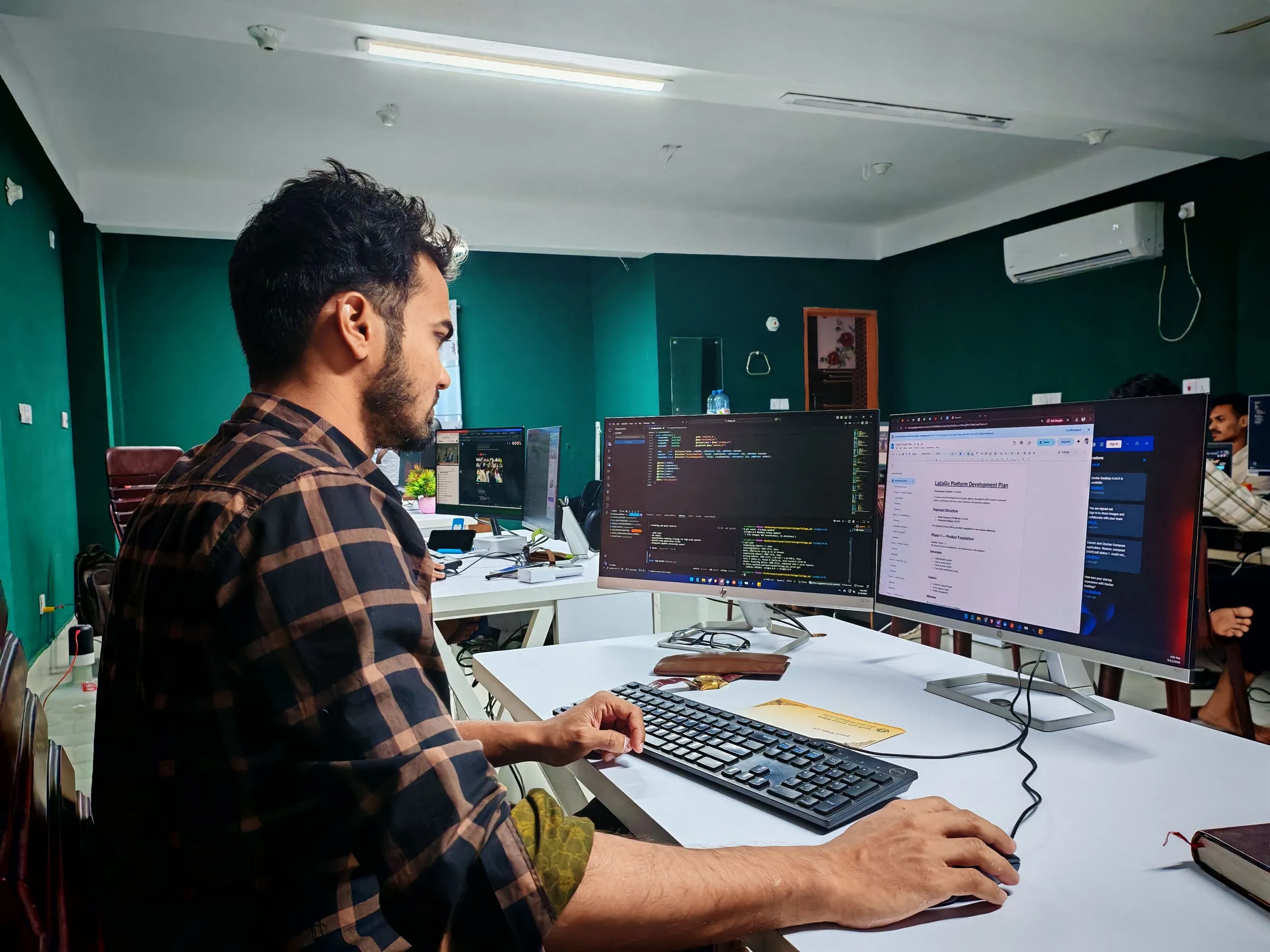 Developer Creative Solution Digital mengerjakan proyek pengembangan platform di workspace kantor