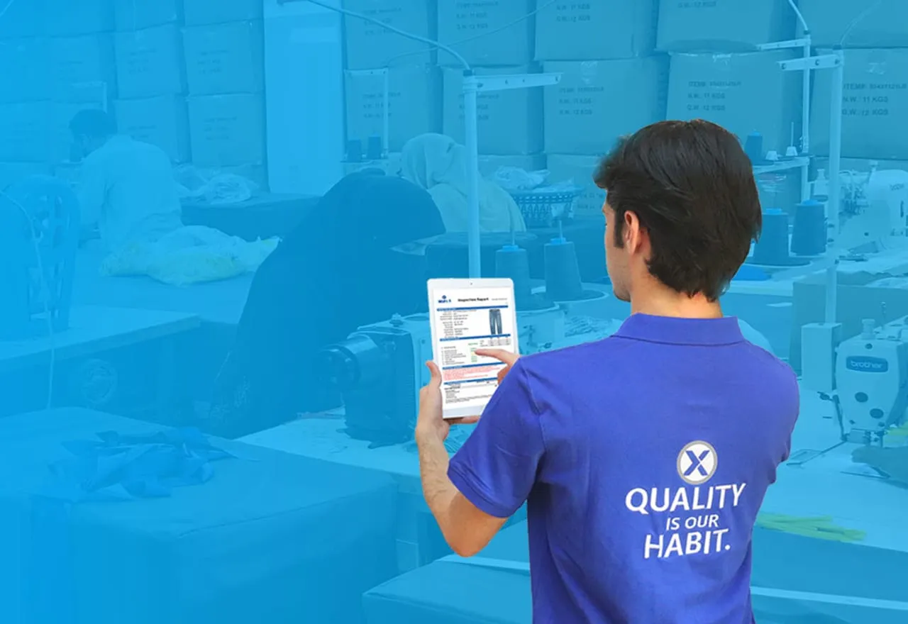 Petugas QC Inspxt melakukan inspeksi produk dengan tablet di area pabrik